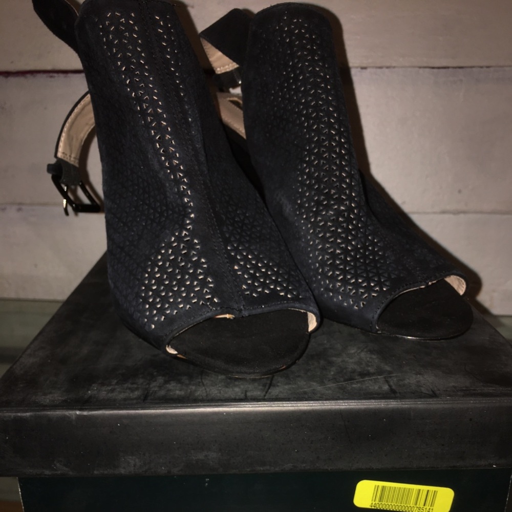 Tahari Shoes